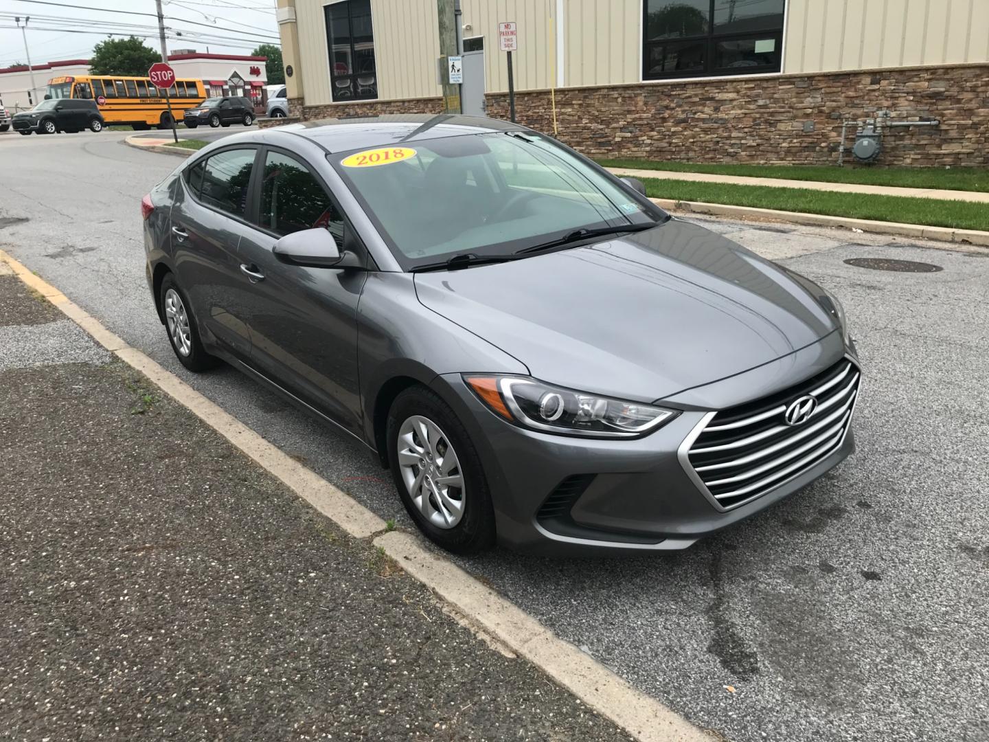 2018 Silver /Gray Hyundai Elantra SE (5NPD74LF3JH) with an 2.0 V4 engine, Automatic transmission, located at 577 Chester Pike, Prospect Park, PA, 19076, (610) 237-1015, 39.886154, -75.302338 - Photo#3